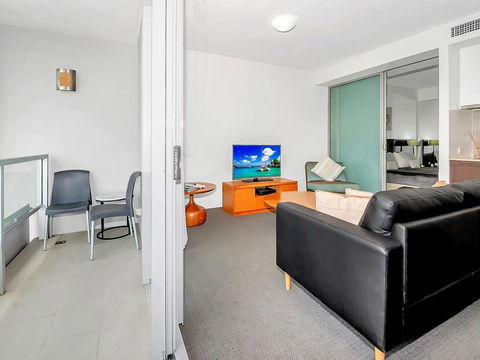 Luxury Waterfront Escape On The Harbour 315 - Holiday Cairns 3