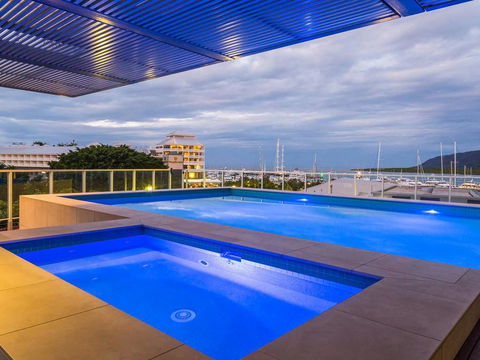 Luxury Waterfront Escape On The Harbour 315 - Holiday Cairns 0