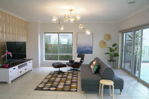 Luxury Waterfront Villa In Sanctuary Lakes - Holiday Cairns 0