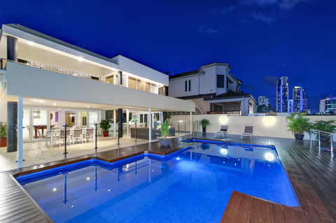 Magic On Main - Holiday Cairns 0