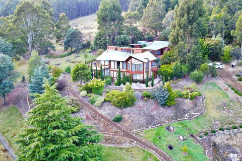 MAGICAL MOUNTAIN RETREAT - 20 Mins To CBD And Only 10 To MONA! - Holiday Cairns 0