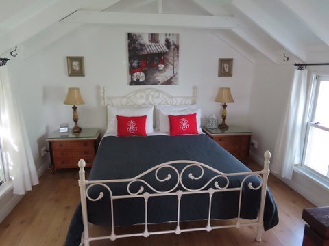Maison De May Boutique Bed & Breakfast - Holiday Cairns 0
