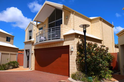 MANDURAH On The TERRACE - Holiday Cairns 0