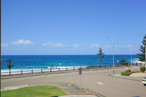 Marine Court - The Entrance - Holiday Cairns 1