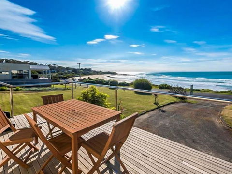 MAVI BEACH HOUSE - Beachfront, Wifi, Views - Holiday Cairns 0