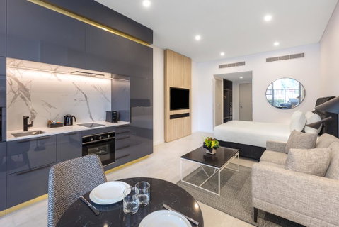 Meriton Suites Broadbeach - Holiday Cairns 2