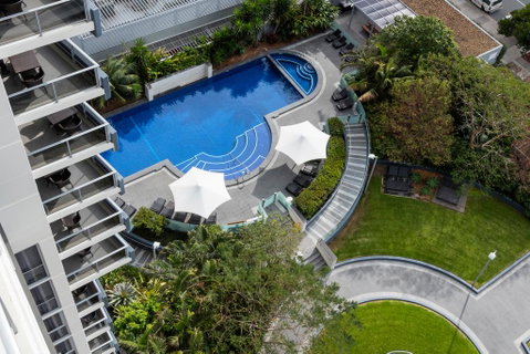 Meriton Suites Broadbeach - Holiday Cairns 0