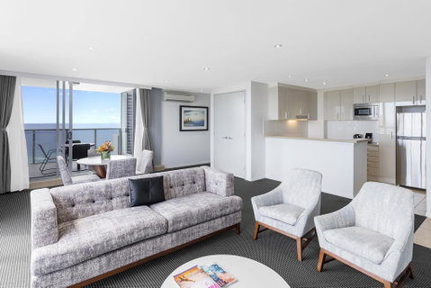 Meriton Suites Broadbeach - Holiday Cairns 3