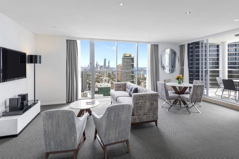Meriton Suites Broadbeach - Holiday Cairns 1