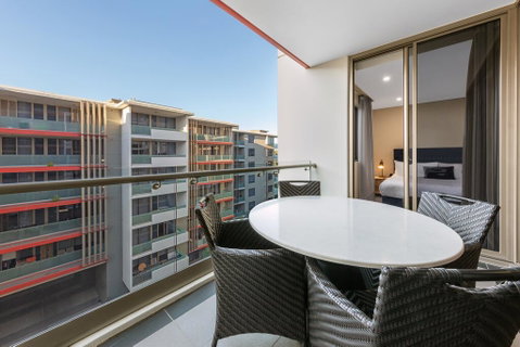 Meriton Suites North Ryde - Holiday Cairns 3