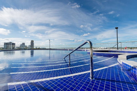 Meriton Suites Southport - Holiday Cairns 2