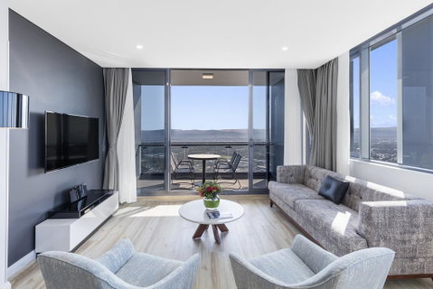 Meriton Suites Southport - Holiday Cairns 0