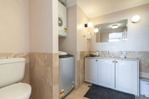 Milsons Point Apartment With Harbour Bridge Views - Holiday Cairns 2