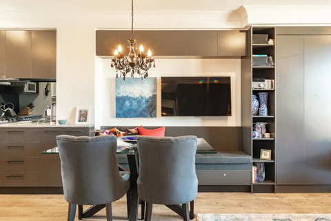 Modern 1 Bedroom Apartment In The Italian Forum - Holiday Cairns 3
