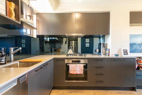 Modern 1 Bedroom Apartment In The Italian Forum - Holiday Cairns 2