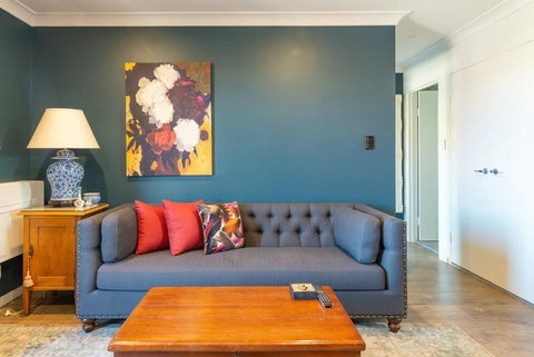 Modern 1 Bedroom Apartment In The Italian Forum - Holiday Cairns 1