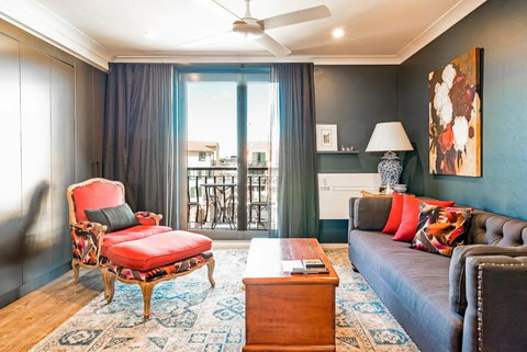 Modern 1 Bedroom Apartment In The Italian Forum - Holiday Cairns 0
