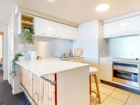 Modern 2BR Apartment In Chevron Renaissance - Holiday Cairns 2
