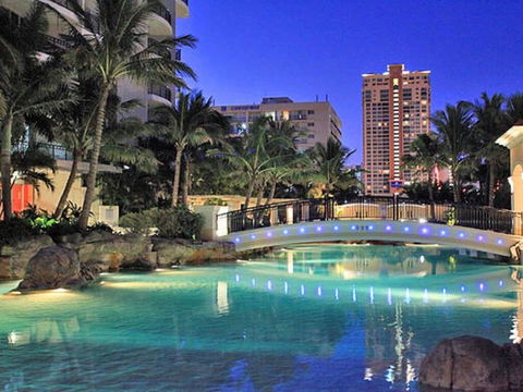 Modern 2BR Apartment In Chevron Renaissance - Holiday Cairns 0