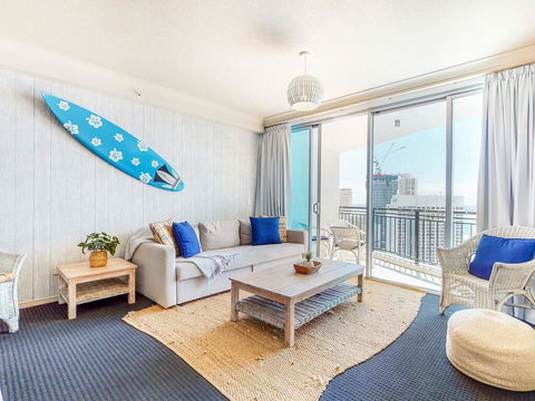 Modern 2BR Apartment In Chevron Renaissance - Holiday Cairns 3
