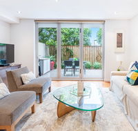 Modern apartment with large courtyard and short walk to Bondi Beach - Holiday Cairns