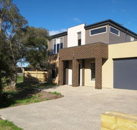 Modern Beachside 5 Bedrooms - Holiday Cairns
