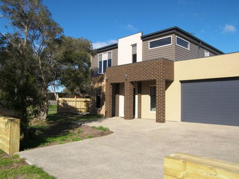 Modern Beachside 5 Bedrooms - Holiday Cairns 0