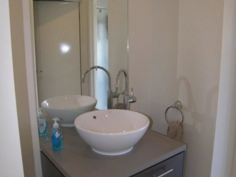 Modern Beachside 5 Bedrooms - Holiday Cairns 3