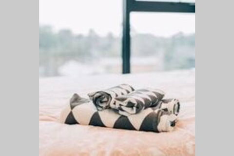 Modern Luxury 3 Bedroom Apartment With Sea Views - Holiday Cairns 3