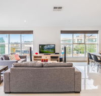 Modern Unit With Balconies Near Melbourne Airport - Holiday Cairns