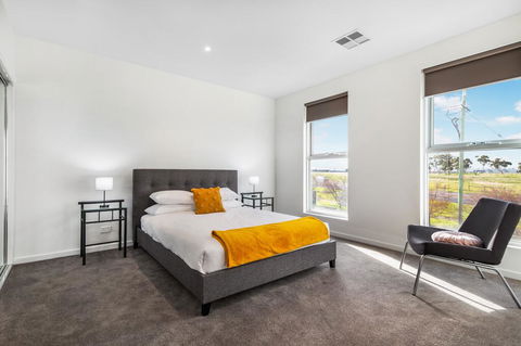 Modern Unit With Balconies Near Melbourne Airport - Holiday Cairns 1