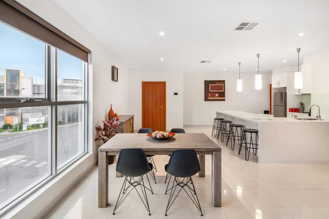 Modern Unit With Balconies Near Melbourne Airport - Holiday Cairns 3