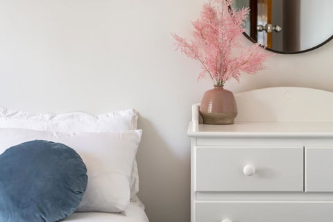Moonah House-10 Mins To CBD & MONA, 4BR, 2 BATH, Great View, Park 3 Cars, Sleep 11, King Bed, En-suite - Holiday Cairns 1