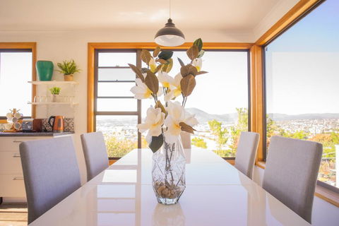 Moonah House-10 Mins To CBD & MONA, 4BR, 2 BATH, Great View, Park 3 Cars, Sleep 11, King Bed, En-suite - Holiday Cairns 0