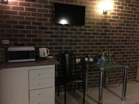 Motel Studio Room - Holiday Cairns 2