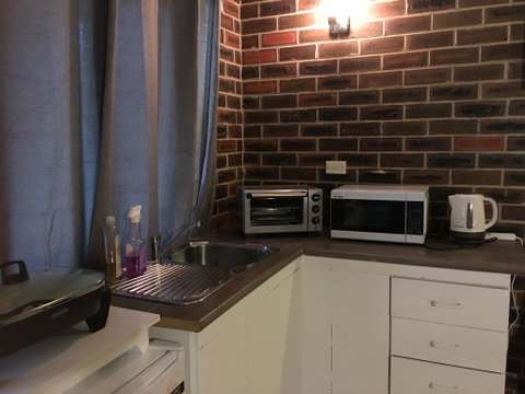 Motel Studio Room - Holiday Cairns 3