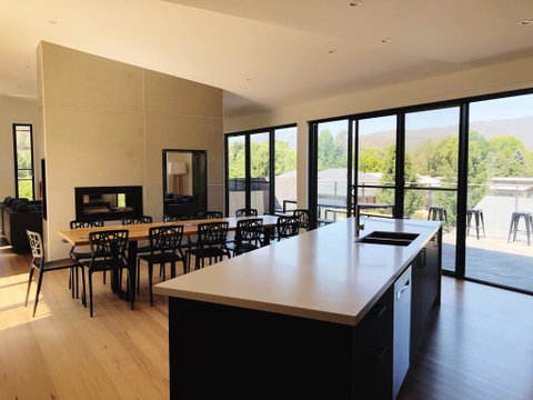 Mountain Mist Retreat - 4 Bedrooms - Holiday Cairns 0