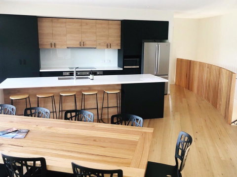 Mountain Mist Retreat - 6 Bedrooms - Holiday Cairns 0