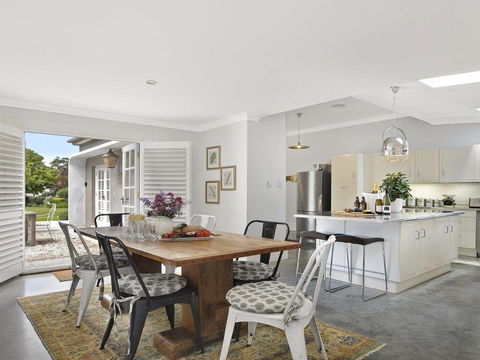 Nattai Lodge - House & Cottage In Beautiful Garden - Holiday Cairns 1