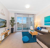 Near Airport  Train Station Stylish Two-Story Apartment - Holiday Cairns