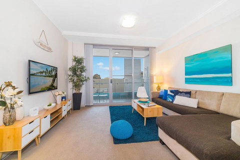 Near Airport & Train Station Stylish Two-Story Apartment - Holiday Cairns 0