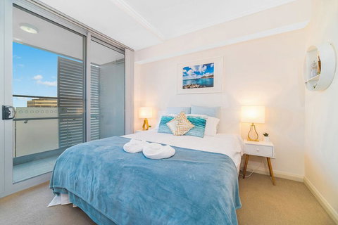 Near Airport & Train Station Stylish Two-Story Apartment - Holiday Cairns 3