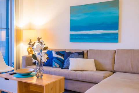Near Airport & Train Station Stylish Two-Story Apartment - Holiday Cairns 1