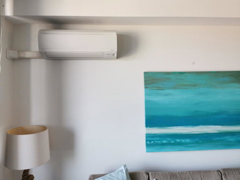 Near Airport & Train Station Stylish Two-Story Apartment - Holiday Cairns 2