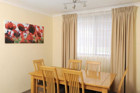 Lodestar Waterside Apartments - Holiday Cairns 32