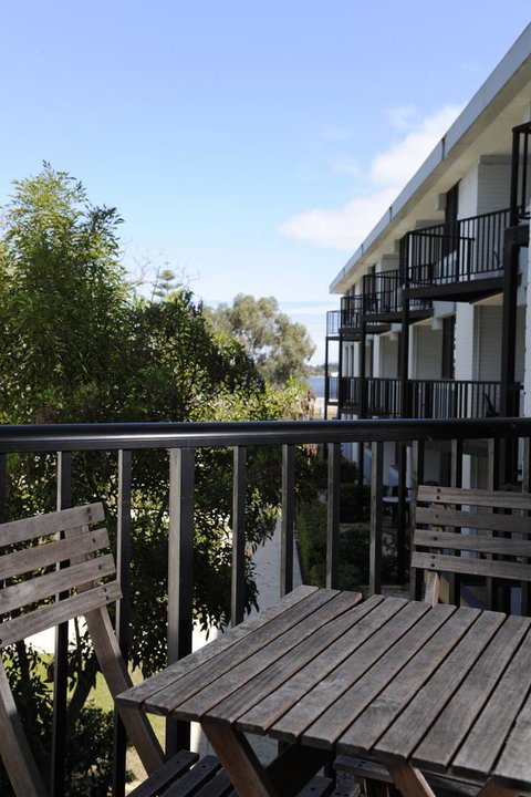 Lodestar Waterside Apartments - Holiday Cairns 24