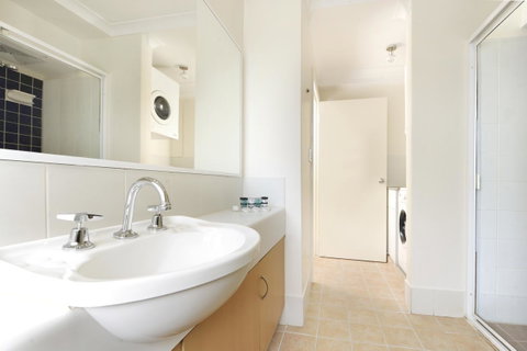 Lodestar Waterside Apartments - Holiday Cairns 34