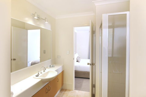 Lodestar Waterside Apartments - Holiday Cairns 10
