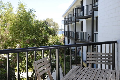 Lodestar Waterside Apartments - Holiday Cairns 36