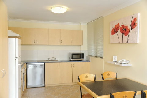 Lodestar Waterside Apartments - Holiday Cairns 9